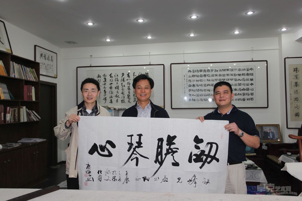 徽州区委书记张武（中）陪同人民日报经济社会部主任白剑峰（左）视察我院