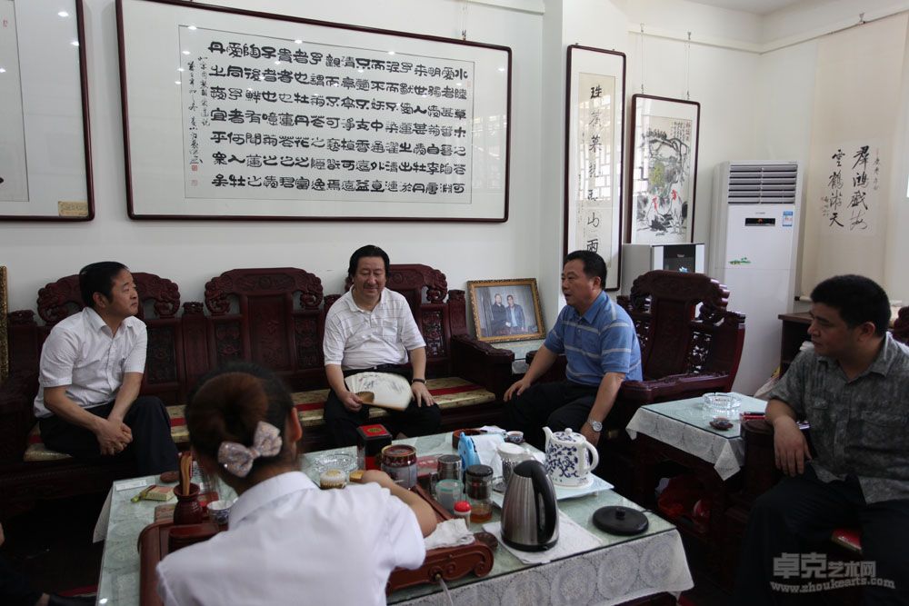 宋国权市长陪同中国美协副主席、国家画院院长杨晓阳（左三）来我院指导工作