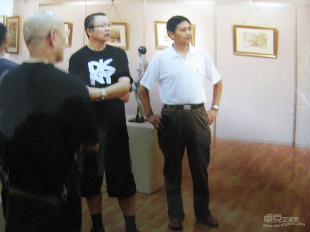2004年罗中立先生在上海奥赛画廊为徐旭品评作品