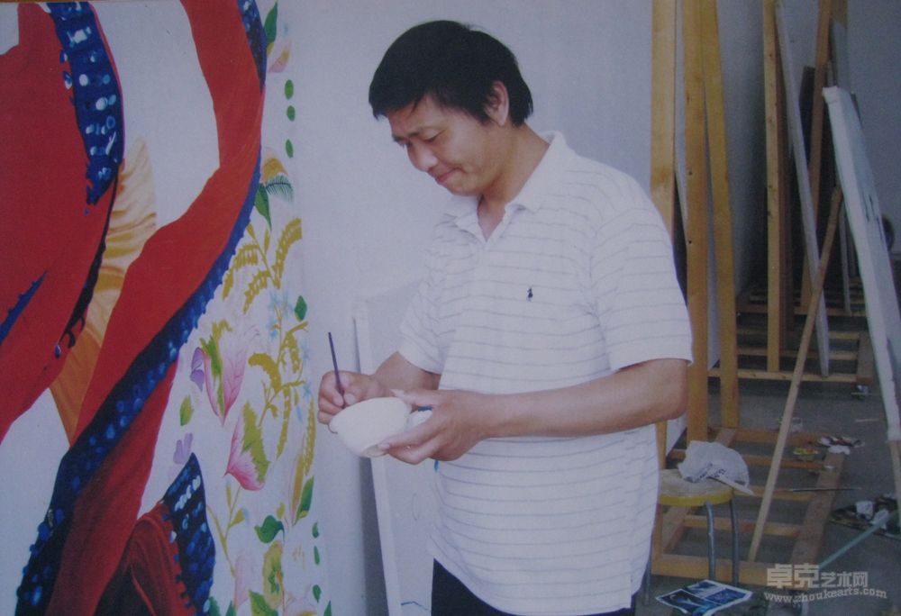 2006年徐旭在北京艺术驿站创作红舞裙