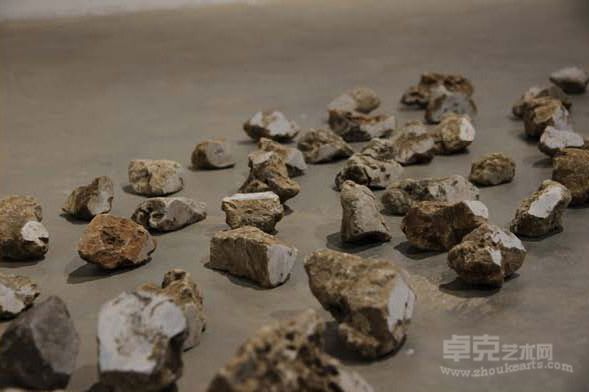 总有一面是平的There's always one side flat  10x12x8cm 无数颗