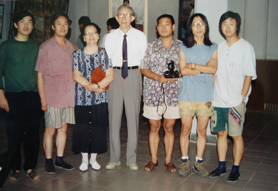 1994年，中国美术馆，中国美协油画研修班作品展览上与王琦先生及夫人留念。