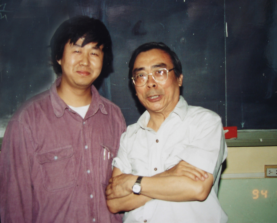 1994年进修期间，受闻立鹏先生教诲，与先生合影留念。