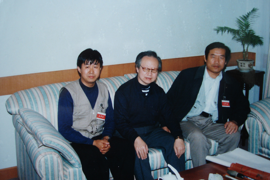 1999年，在大港油田无锡疗养院出席中国石油美协第三次会员代表大会。图片（中）为中国美术家协会秘书长