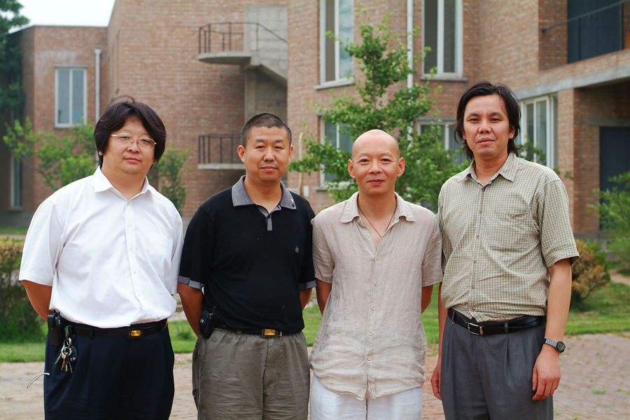 2005年夏与同学在岳敏君老师家