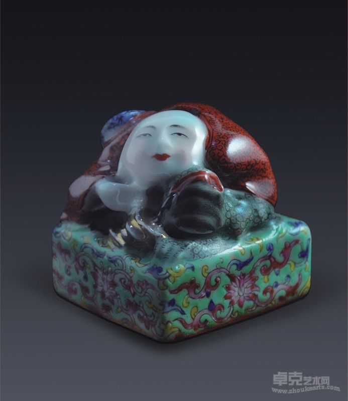 蔡履平 粉彩刘海戏金蟾钮 瓷 4.1x4.1x4.1cm