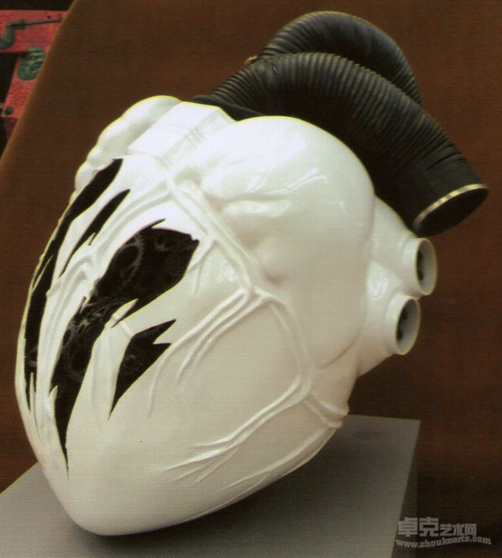 《Continued life》1mX0.8X2m(含底座）玻璃钢.金属2012年 张子悦