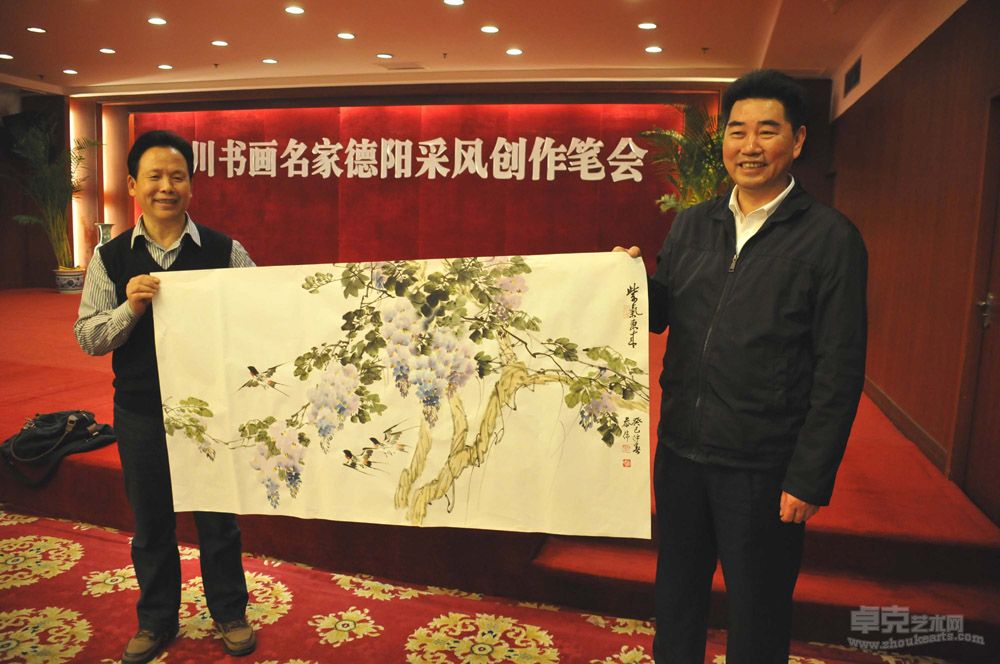 2013年3月，在四川省文联采风团笔会现场，中共德阳市委书记李向志亲自展示并收藏谢泰伟作品