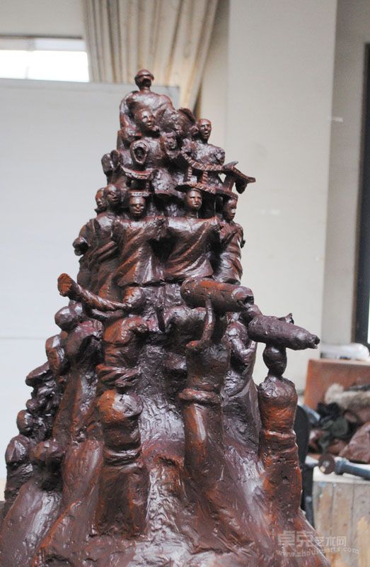 夸思 穿行 77x54x45 cm 玻璃钢