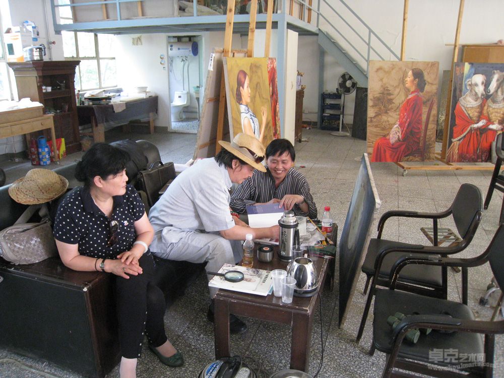 03年6月贺成与夫人邓小玲女士来到北京徐旭油画工作室给学生徐旭签字送书