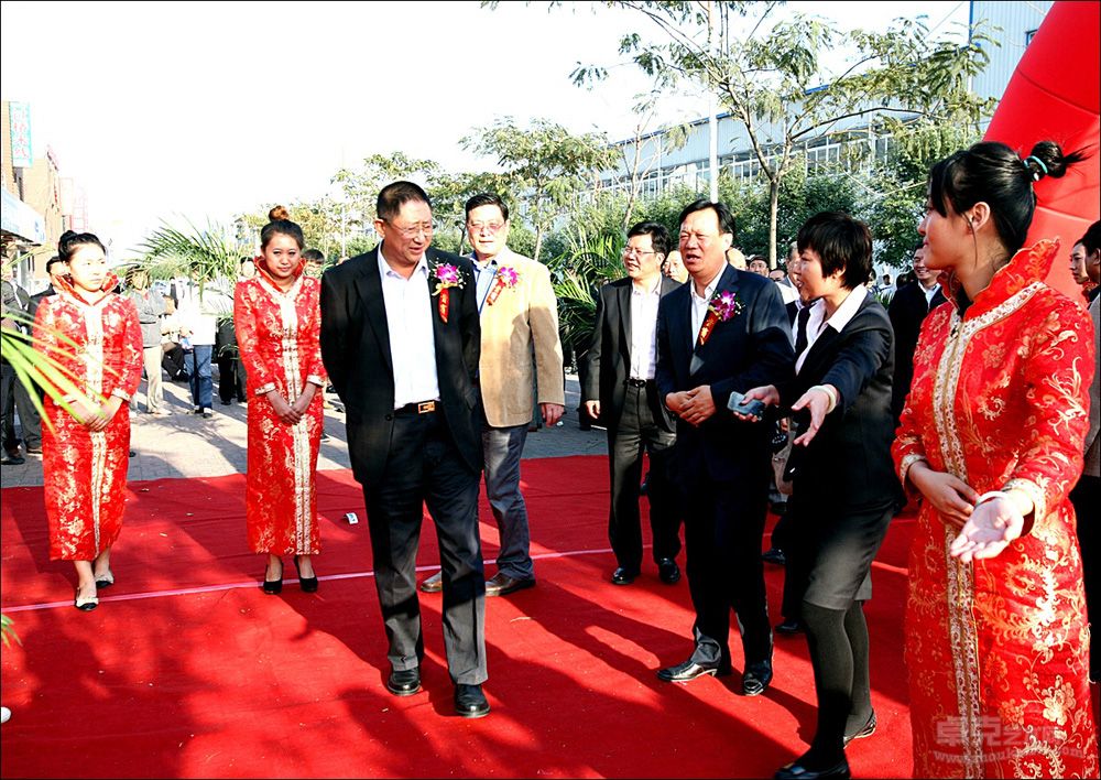 市人大副主任张云龙、副市长李文喜等领导步入开幕式会场