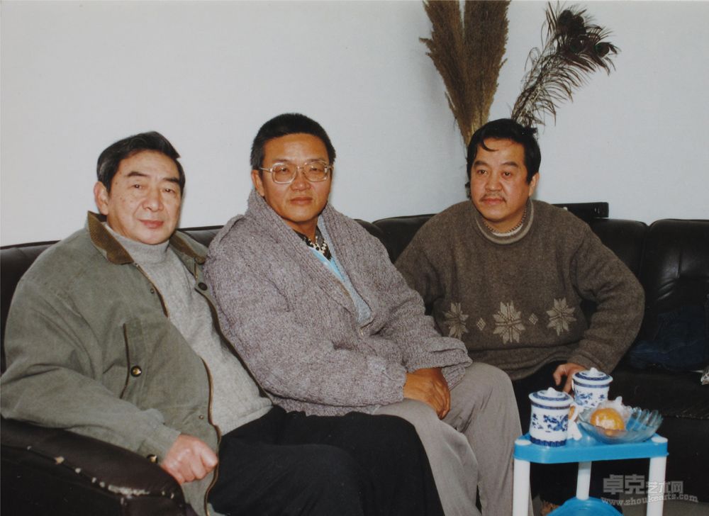 2000年傅强和安徽省美协主席鲍加先生（左）、马来西亚名医叶枝先生（中）合影