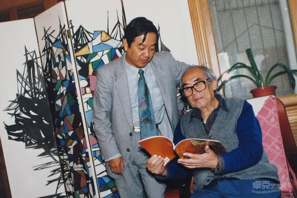 2000年傅强在中国版画家协会副主席、中央美术学院教授、著名版画家颜涵先生家请教
