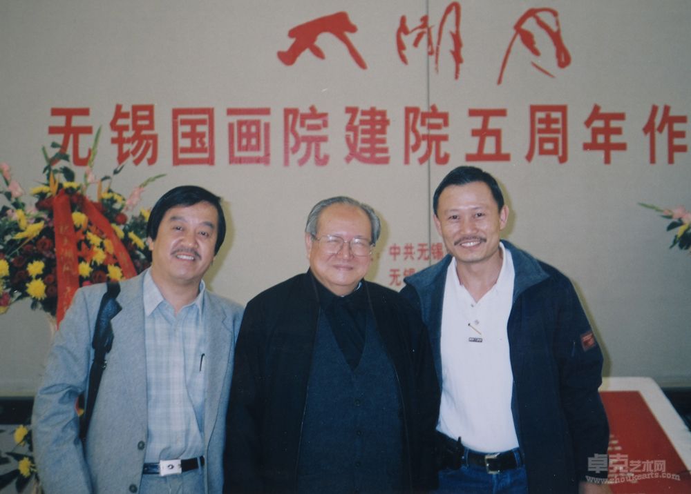 傅强和中央美术学院教授著名雕塑家钱绍武先生（中）、新加坡著名陶艺家陈德兴先生合影