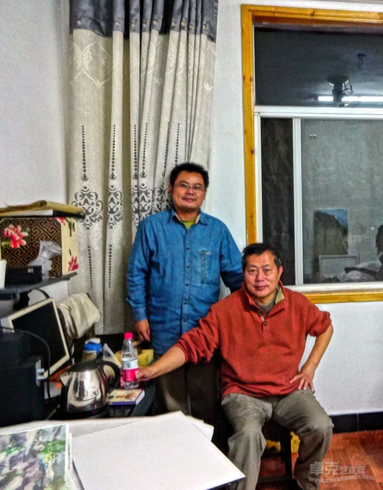 与著名美籍华裔画家曹立伟教授一起在江西婺源写生基地写生（2012）
