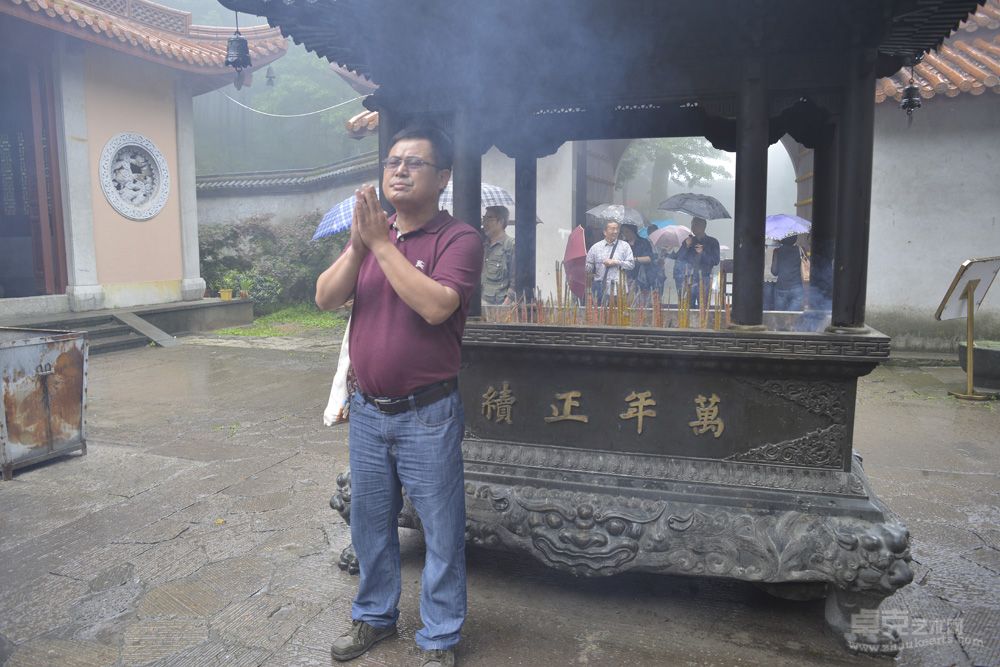 在浙江余杭径山寺祈求自己学业“万年正续”