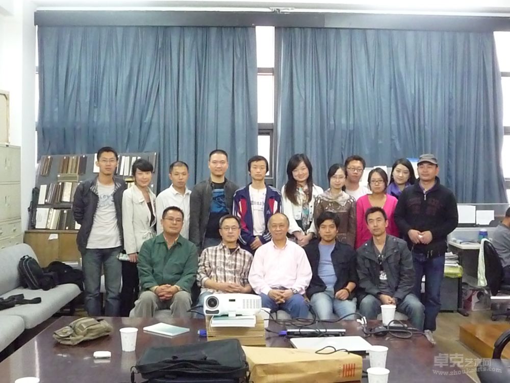 著名画家徐芒耀老师和研究生们在一起。那天，我和其他导师也在场聆听了一次徐老师的教诲。