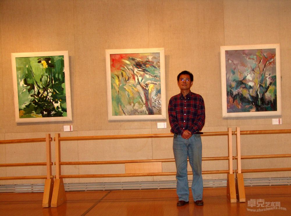 浙江省民盟，在西湖美术馆举办了一次盟员绘画展。我在自己作品前留影，留作纪念（2007年）