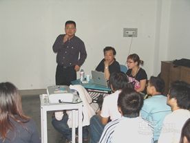 教研室主任的一项基本的工作，就是组织本部门的学术讲座。我在主持杨参军教授的学术讲座。