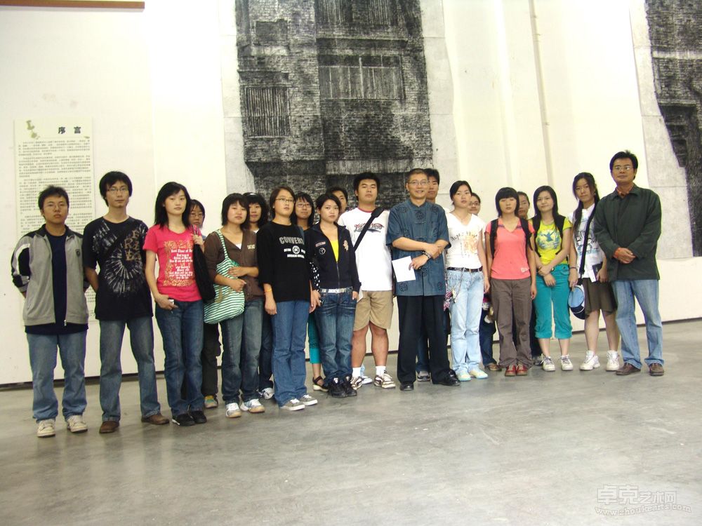 许江老师和我任班主任的班级全体同学的合影（2006年）。