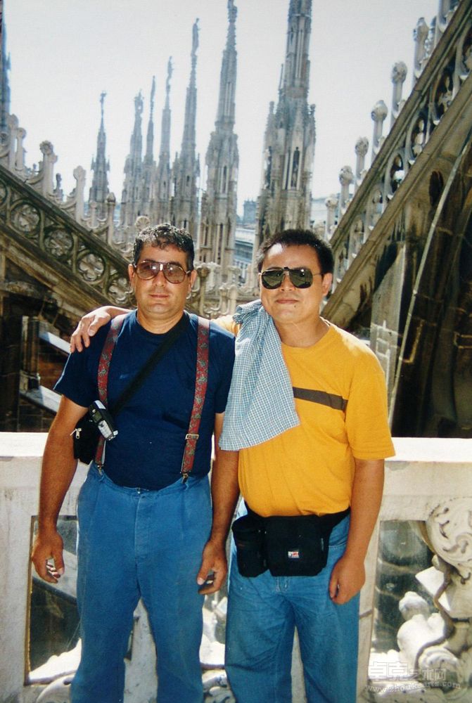 2002年，我去欧洲考察绘画艺术。在意大利米兰大教堂的顶上，与教堂修理工在一起。