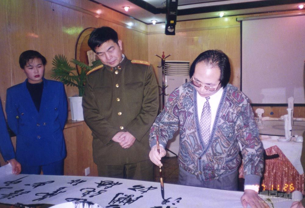 1999年林中阳与现任总装备部部长常万全上将交流书法