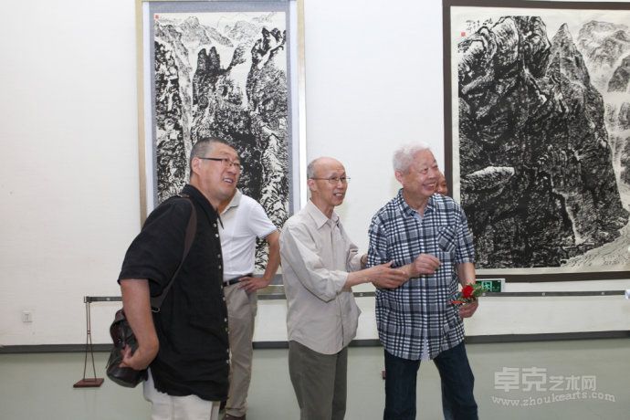 著名美术评论家郎绍君先生在姚伯齐画展上