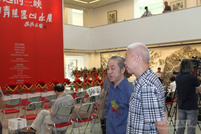 中央民族大学教授、著名花鸟画家李魁正先生在姚伯齐画展上
