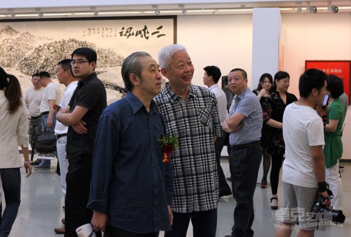 中央民族大学教授、著名花鸟画家李魁正先生在姚伯齐画展上