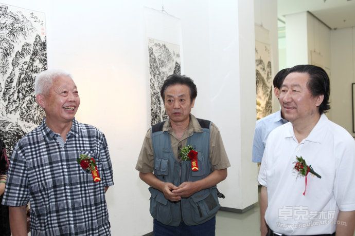 中国国家画院院长杨晓阳先生、人民美术网总编李仁毅先生在姚伯齐画展上