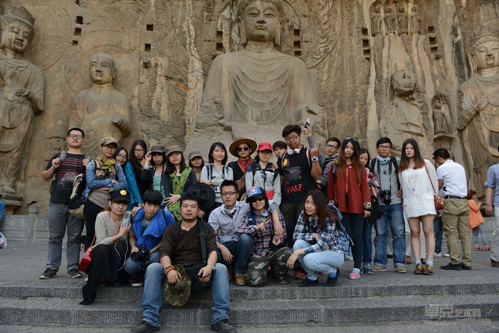 2013年带领学生在洛阳龙门石窟考察
