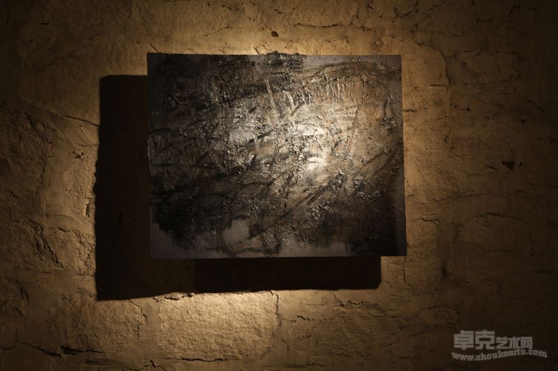 展览作品 黑夜里行走的人,他走着走着走着.