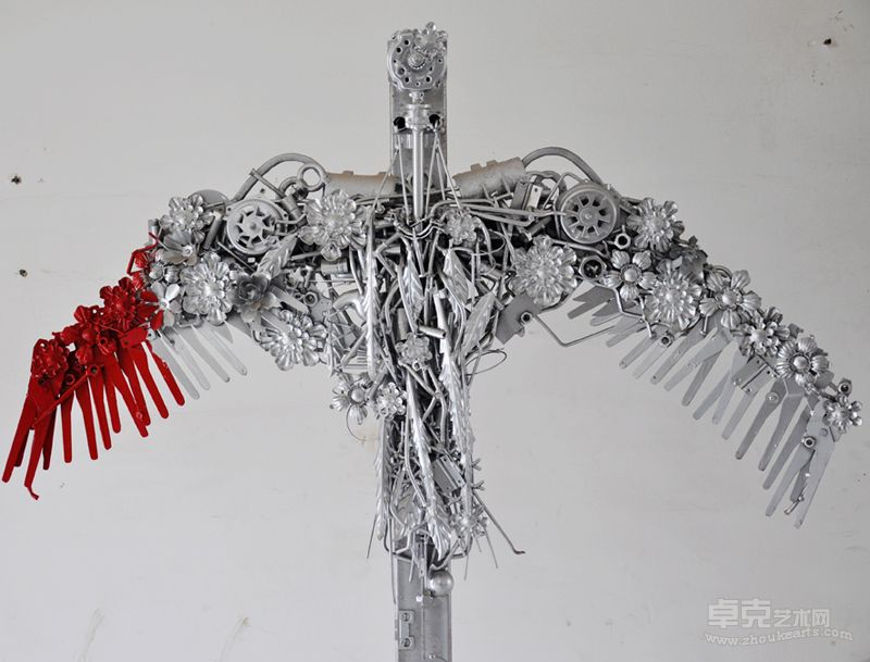 辛立刚《飞翔》 189cmX96cmX46cm 大漆 金属 2012年