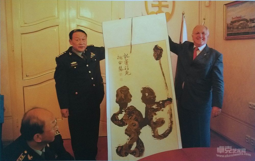 国务委员、国防部长梁光烈将林中阳的“中华吉祥龙”以国礼赠送斯洛伐克总理恰普洛维奇
