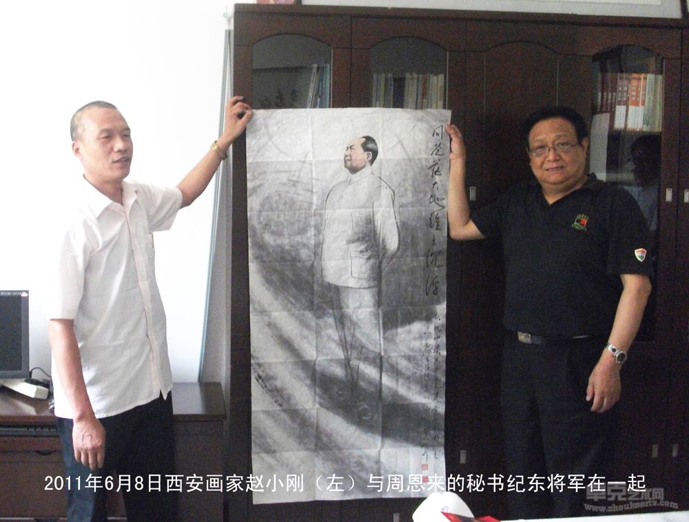 2011年6月8日西安画家赵小刚（左）与周恩来的秘书纪东将军在一起