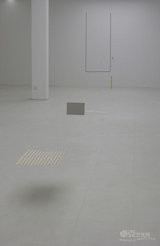 趋近于零.,,空间装置，可变尺寸，材料：尼龙线、电机、纸、橡皮圈
