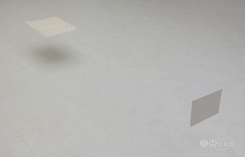 趋近于零,空间装置，可变尺寸，材料：尼龙线、电机、纸、橡皮圈