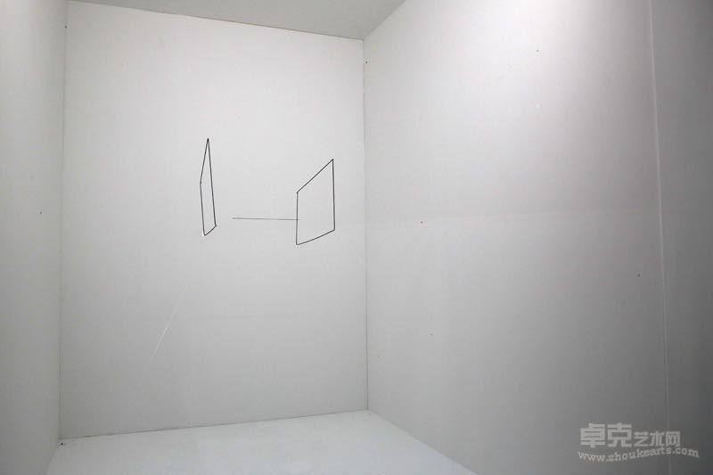 会动的东西都会死，橱窗设计，材料：尼龙线 、电机，尺寸：30x70x50cm，年代：2014