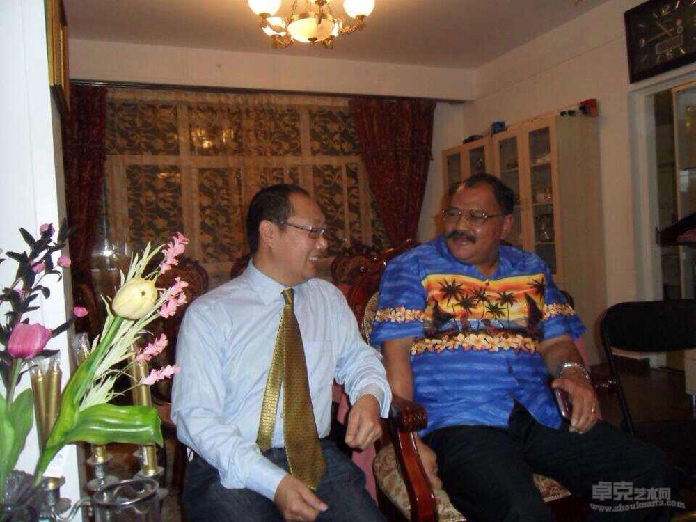 胡一龙先生与汤加驻华大使梅利耶.拉图阁下亲切交谈