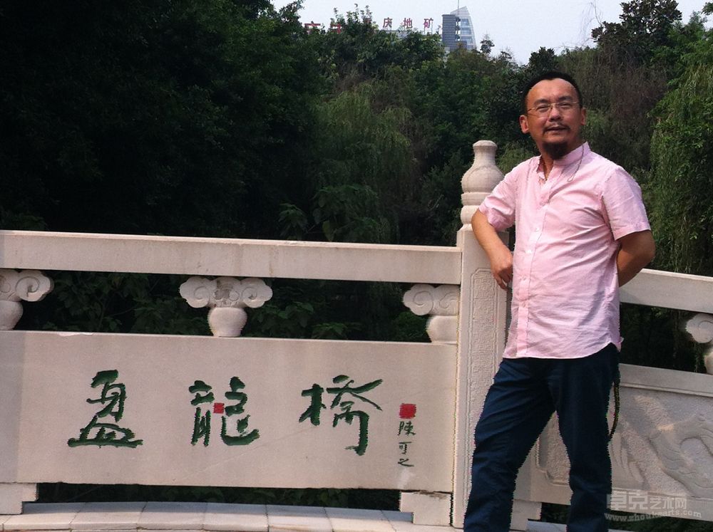 在石刻“盘龙桥”旁合影