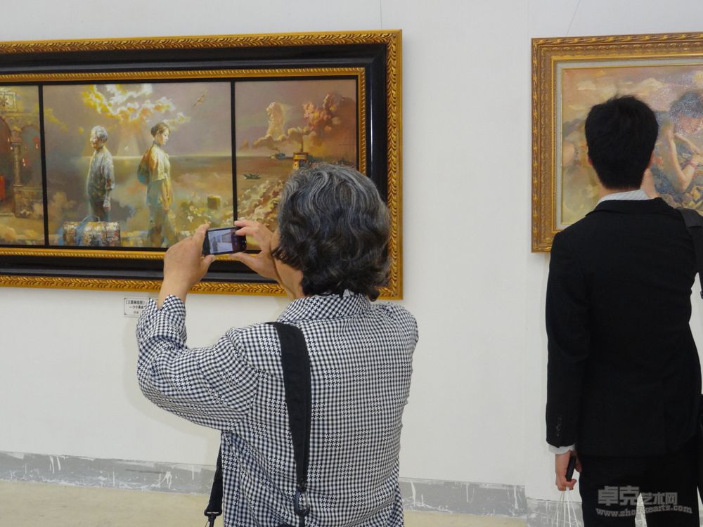 【三峡油画院揭牌仪式暨建院作品展】展览现场观摩陈可之作品“自梳女-- 少小离家老大回”