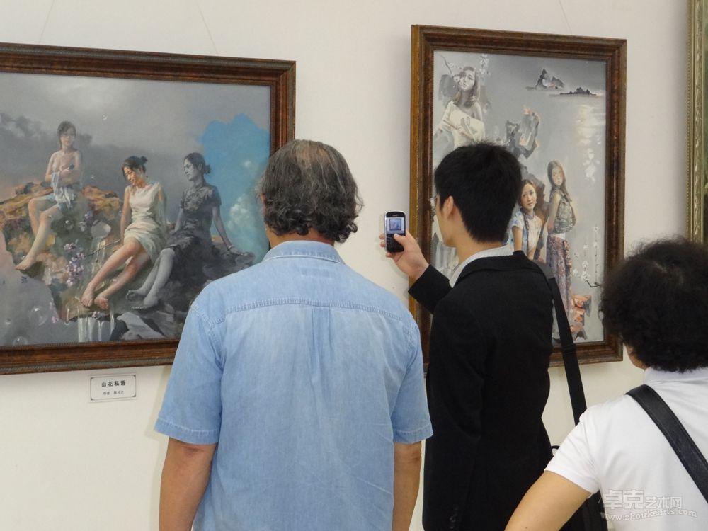 【三峡油画院揭牌仪式暨建院作品展】展览现场观众观摩陈可之作品