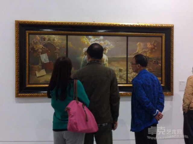 观众在“回想-重庆美术60年展”现场看陈可之油画“自梳女---少小离家老大回”