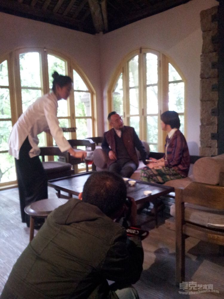 【绘舞年华 诗意栖居油画展】画家陈可之在“数帆楼”接受凤凰生活周刊记者采访