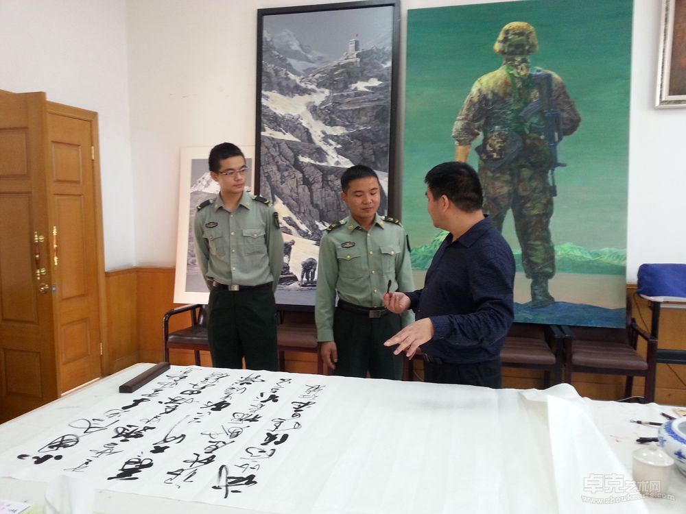 汪庆誉在成都军区政治部创作期间学员传授书法技艺