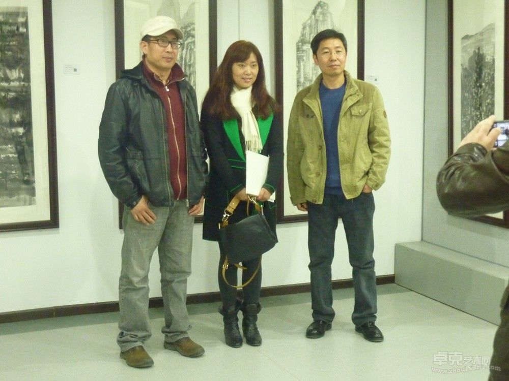 在一得阁展览期间与画家杨怀武、赵焜合影