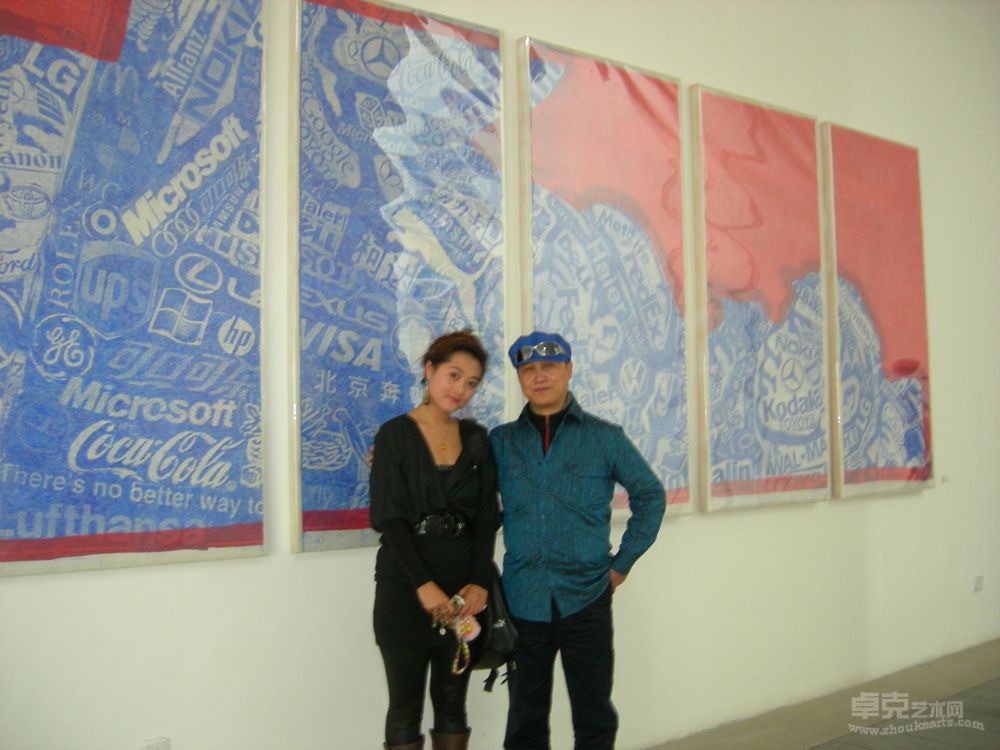 朱发东在展览现场 2010