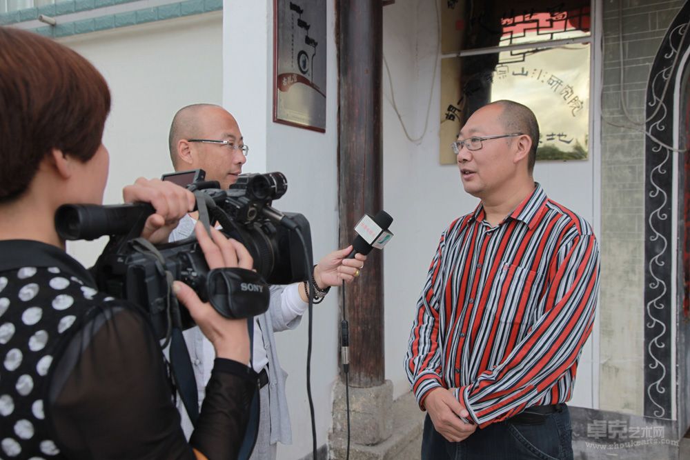 在绩溪当地媒体采访导师胡一龙