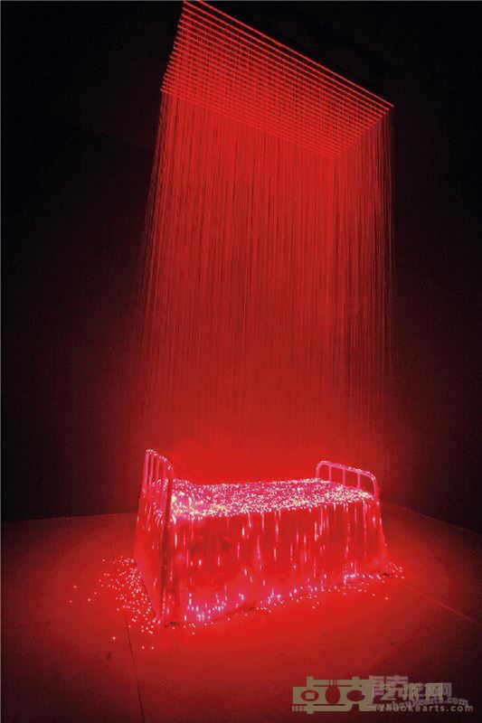 李晖 《轮回》装置激光，烟雾，金属，布 2007年