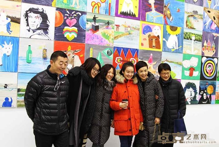 著名导演顾长卫（左一）著名演员蒋雯丽（右二）与粉丝在展厅合影